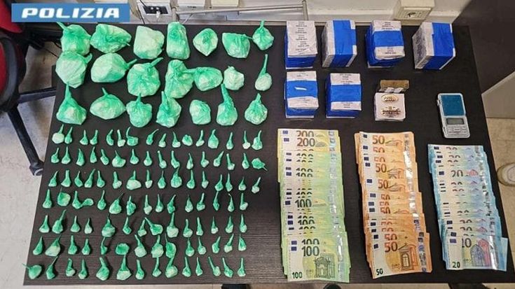 La centrale della droga scoperta a Borgo Panigale: “Qui confezionavano le dosi di hashish e cocaina”