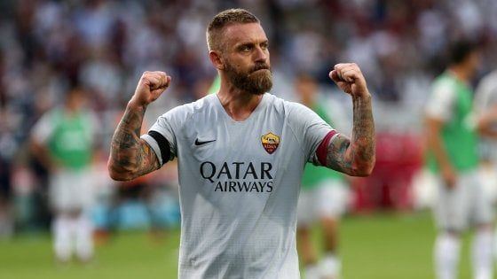 Roma, addio De Rossi:  non si place la protesta dei tifosi. Kolarov: ''Mai visto uno come Daniele''