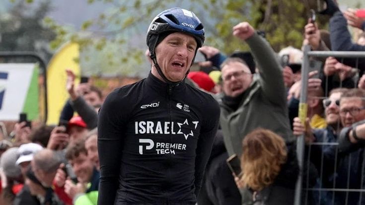 Freccia Vallone, vince Williams (Israel) tra vento e pioggia: solo 44 all’arrivo. Longo Borghini terza nella gara femminile