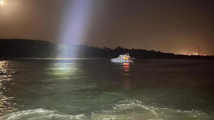 Barca bloccata dal mare grosso, la motovedetta non può avvicinarsi: 5 persone salvate dal robot