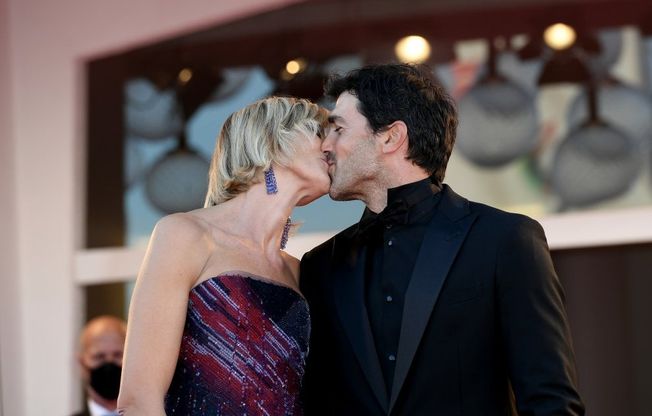 Venezia 77, Anna Foglietta e il bacio sul red carpet prima del gran finale