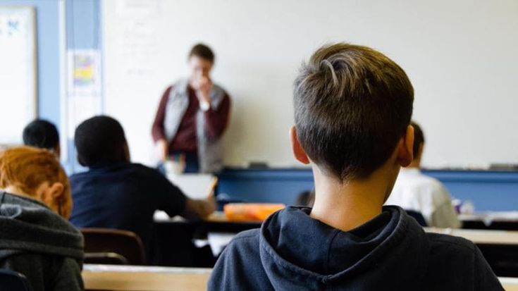 Bari, ex studente entra nella sua vecchia classe e con un pugno rompe un timpano a un 17enne: paura al liceo Fermi