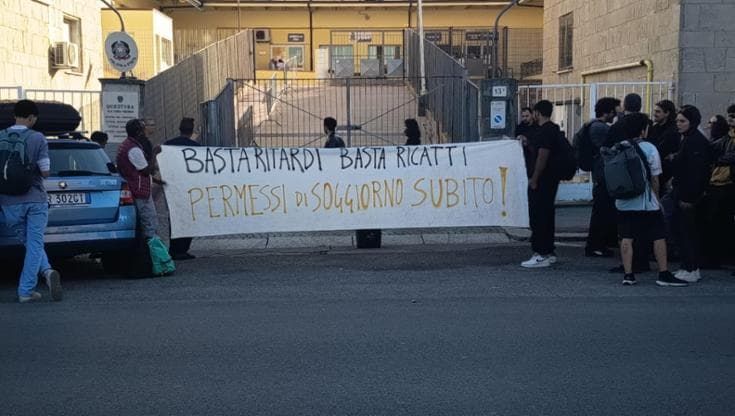 La protesta dei migranti: “Mesi per avere il permesso di soggiorno. Noi vogliamo solo lavorare”