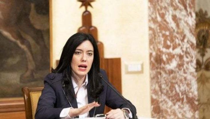 Scuola, l'ira di Azzolina sui rinvii delle Regioni: "Presa in giro". Ma Zingaretti: "Conta la sicurezza, non i partiti"