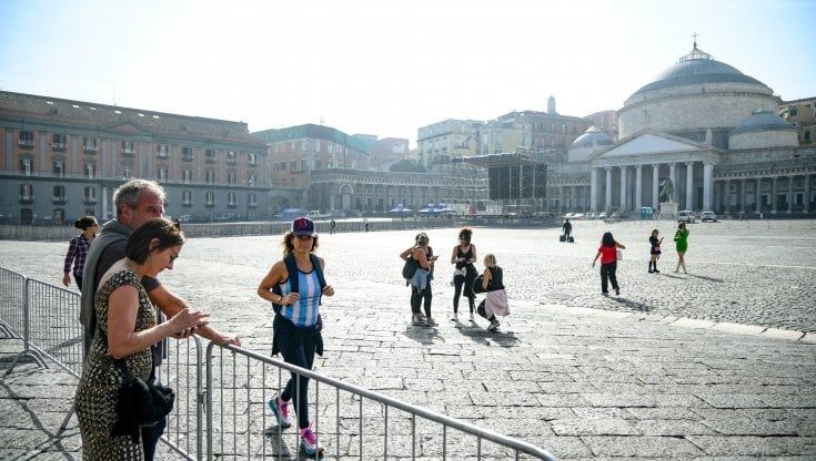 Manifestazione per la pace a Napoli, il messaggio di Liliana Segre. E la città diventa un parcheggio di bus