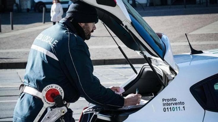 Giro di vite contro le auto nei parchi inflitte 1440 multe solo al Valentino