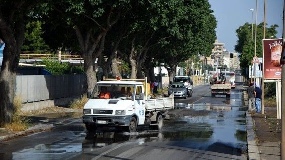Bari, si rompe la tubatura della fogna in via Gentile: liquami in strada e traffico deviato