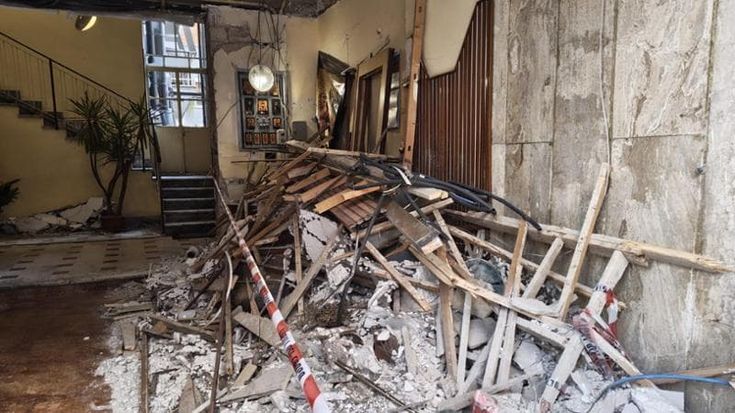 Esplosione nella notte al Tuscolano: un ordigno fa saltare il portone di un palazzo