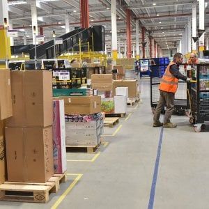 I sindacati proclamano uno sciopero per il Black friday al centro Amazon di Piacenza