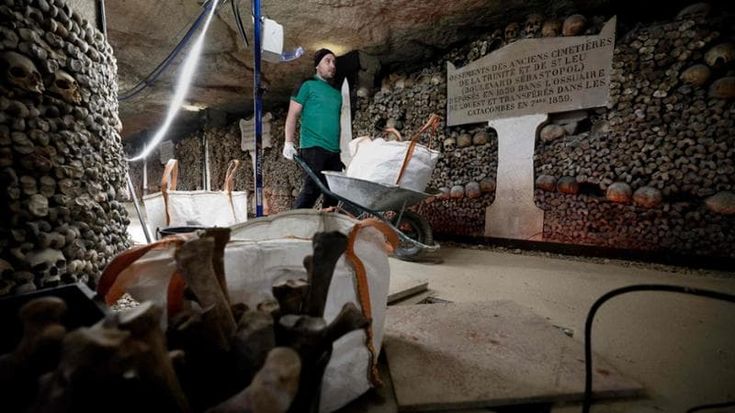 Luci soft, pannelli e realtà virtuale. Riaprono le catacombe di Parigi. Otto secoli di memoria