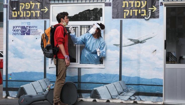 Israele, un pass verde per metà della popolazione vaccinata. Carcere per chi presenta certificati falsi