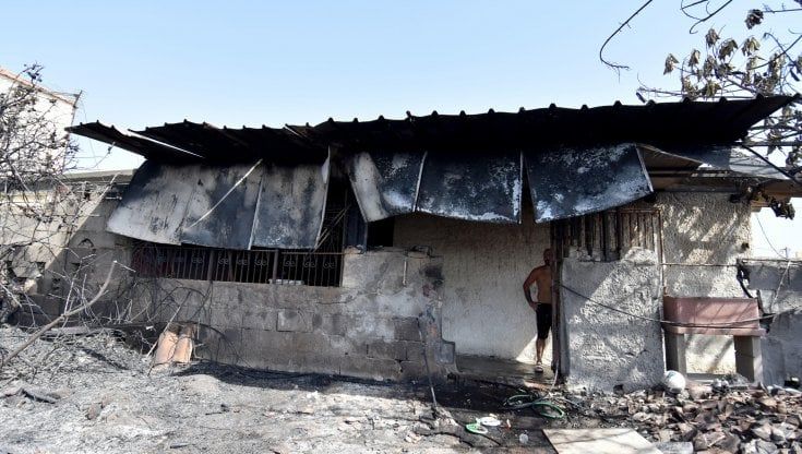 Incendi in Sicilia, Draghi firma per l'invio delle squadre di soccorso dopo le polemiche tra Regione e Protezione civile