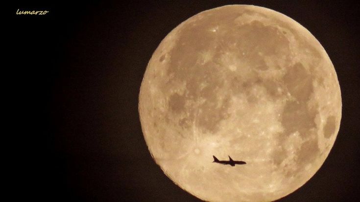 L'aereo 'sfiora' la luna, il fotografo cattura la magia