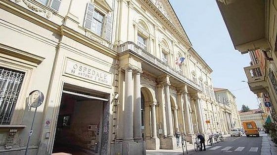 Alessandria, cade e si infilza sui paletti di una recinzione: grave in ospedale