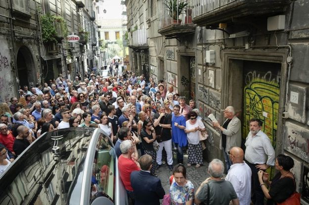 Folla nel centro storico per l'omaggio a Maria Colonnese