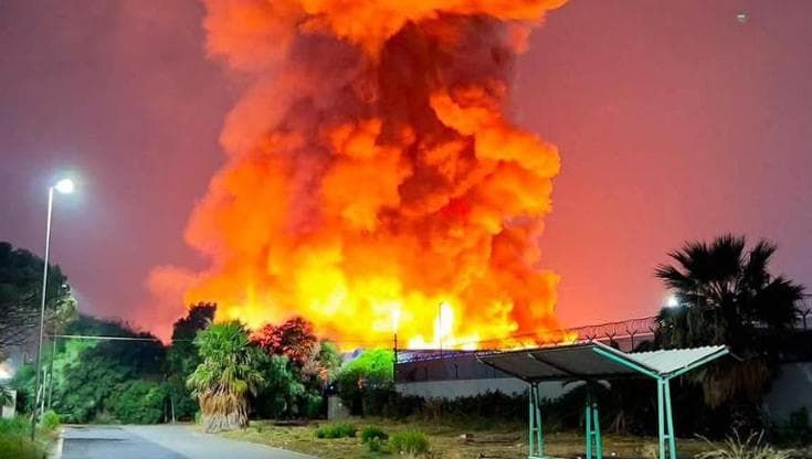 Catania, paura per un vasto incendio nella zona industriale