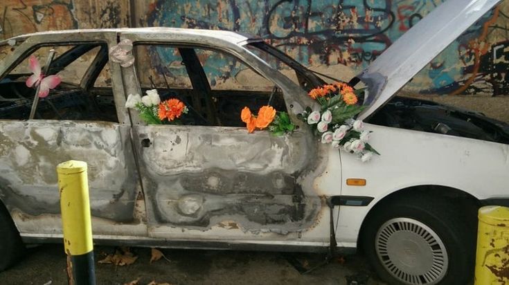 Attacco d'arte a Bari: fiori sull'auto bruciata