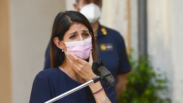 Covid, Raggi senza vaccino: "Ho gli anticorpi alti". Zingaretti: “Sindaca nì vax, non decide su niente"