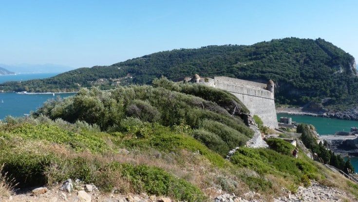 Portovenere sul piede di guerra: “Per pochi soldi si svende il paradiso”