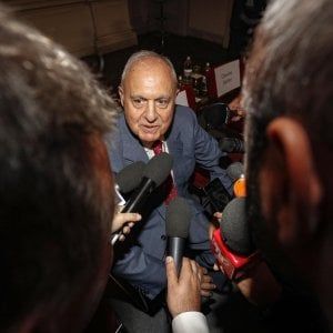 Il ministro Savona indagato per usura bancaria