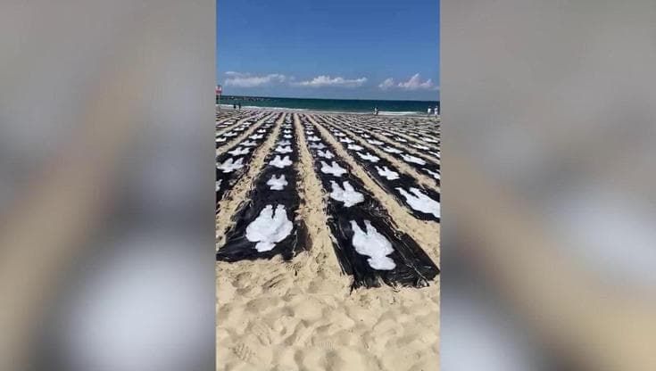 7 ottobre, installazione sulla spiaggia di Tel Aviv in ricordo delle vittime