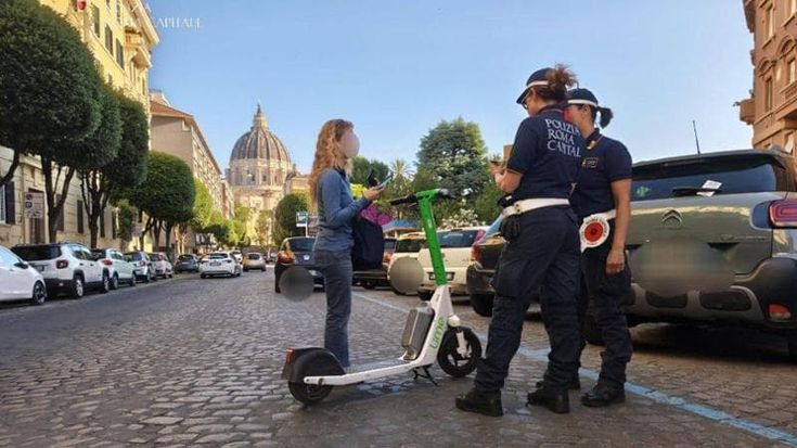 La giungla dei monopattini: “Servono più controlli, le targhe sono figurine”