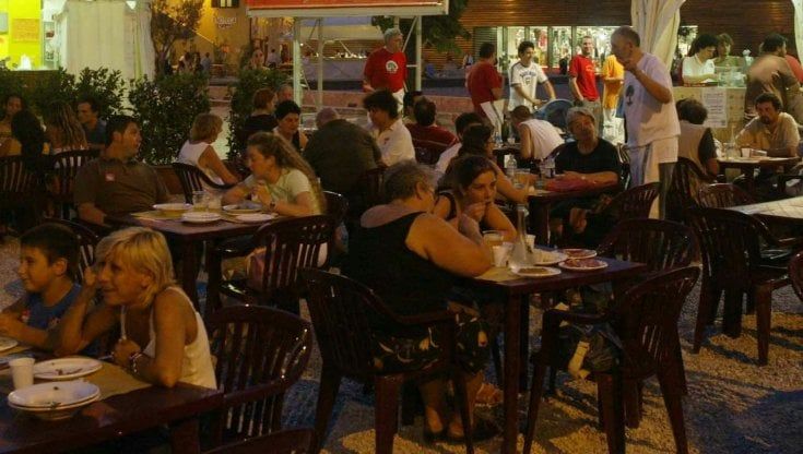 Estate senza l'invasione dei tavolini all'aperto a Firenze: crolla la richiesta