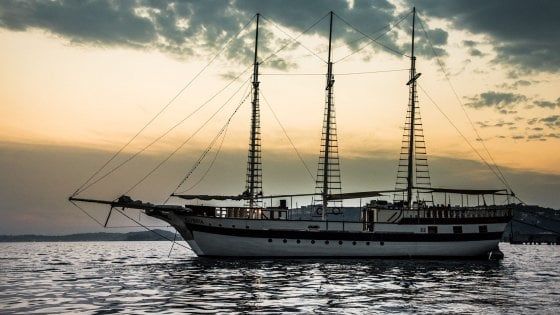 A Napoli,  a cena sul galeone: barbecue e pirati