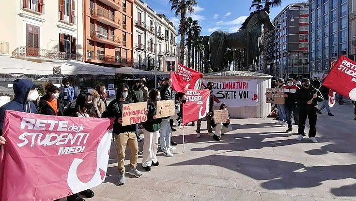 Bari, i maturandi scendono in piazza contro il ritorno degli scritti: "Dopo due anni di didattica mista la seconda prova è impossibile"