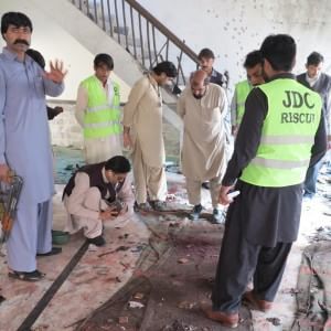 Pakistan, attentato in una moschea sciita del Sud: almeno 55 morti
