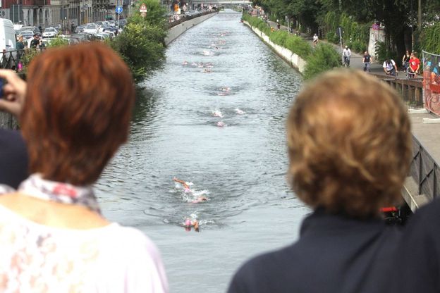 Milano, il triathlon colora i Navigli e le strade del centro
