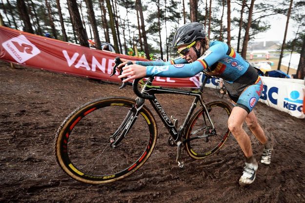 Bici col motorino: frode della campionessa belga ai mondiali Under 23 di ciclocross