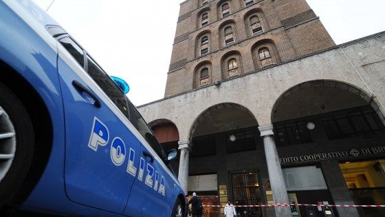 Giallo a Brescia, donna trovata decapitata nella tromba delle scale: l'allarme degli inquilini
