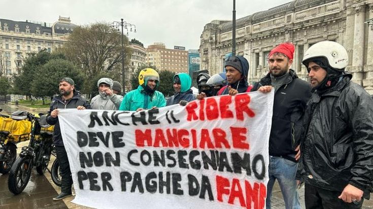 Protesta dei rider a Milano, sotto la pioggia per 30 euro al giorno: “Vogliamo contratti e tutele”