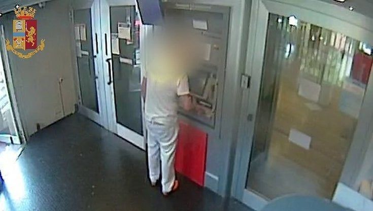 Operatore di casa di riposo sottrae bancomat ad anziana e le saccheggia il conto