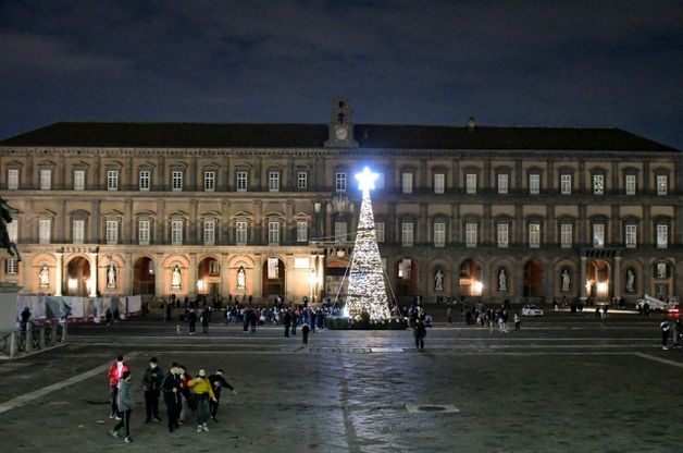 Napoli, settemila luci al led per l'albero di Natale a piazza Plebiscito