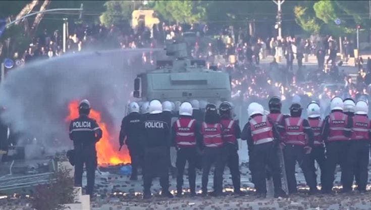 Tirana, quinto giorno di protesta: gli scontri più violenti tra polizia e studenti in Albania