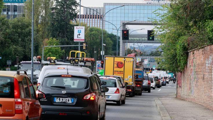Taxi, odissea nei cantieri. “Rinunciamo alle corse: al Cersaie 30 minuti per fare un chilometro”