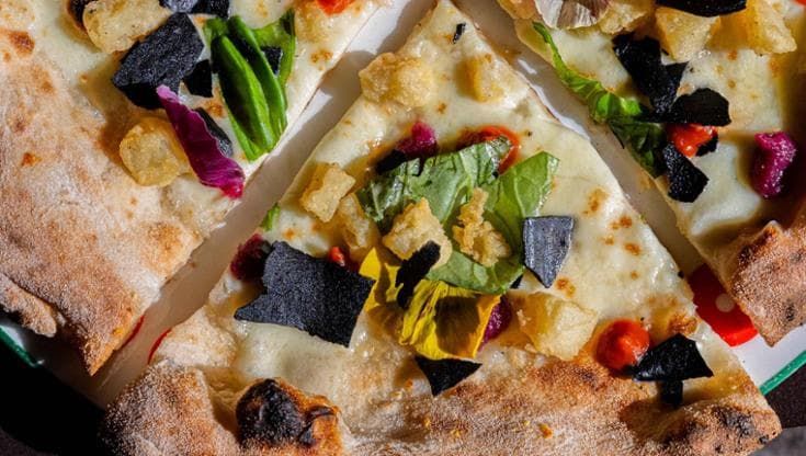 Nel palazzo romano del Cinquecento, la pizzeria vuole tenere insieme cucina, vino e convivialità