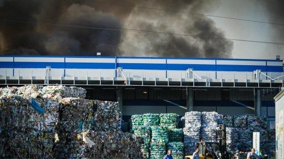 Rifiuti, troppi roghi e rischio diossina: interviene il ministero. 'Siti di stoccaggio in mano a prefetture'