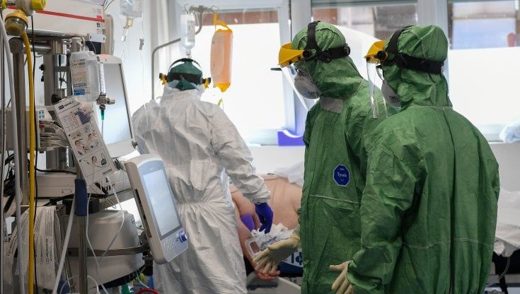 Reparti in affanno, poche terapie intensive e Rt alto. Ecco perché la Calabria è diventata zona rossa