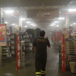 Bari, fiamme all'interno del negozio sportivo Globo: clienti in fuga, nessun ferito