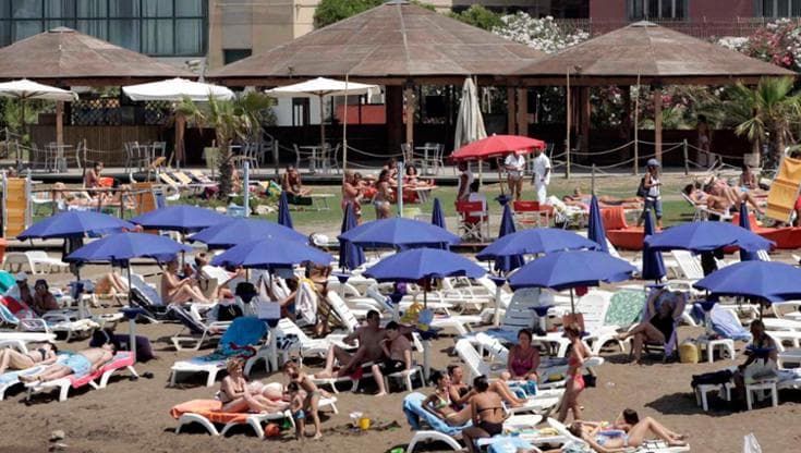 Bagnoli, l’autorità portuale vieta le spiagge per inquinamento microbiologico: scontro con il Comune