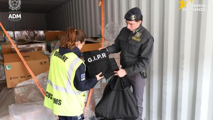 Triangolazioni di armi: giubbotti antiproiettile per Emirati e Nord Africa bloccati in porto