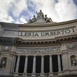 Galleria Umberto, la resa del soprintendente: "Le tinte differenti resteranno così" 
