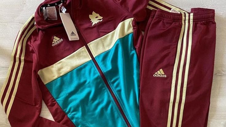La tuta celeste della Roma ritirata dal mercato diventa un pezzo da collezione. Il prezzo? Da capogiro