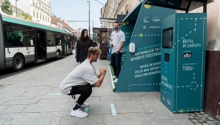Romania, 20 squat in 2 minuti e il bus è gratis: la battaglia del sindaco contro l'obesità