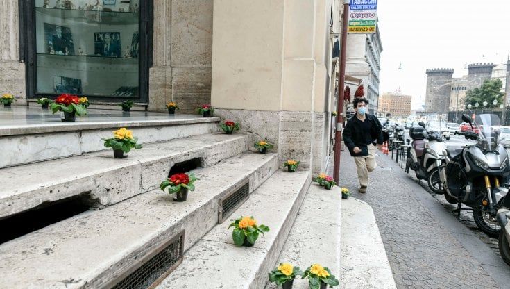 Napoli, fiori in Galleria e una proposta: turisti sui tetti con tour guidati