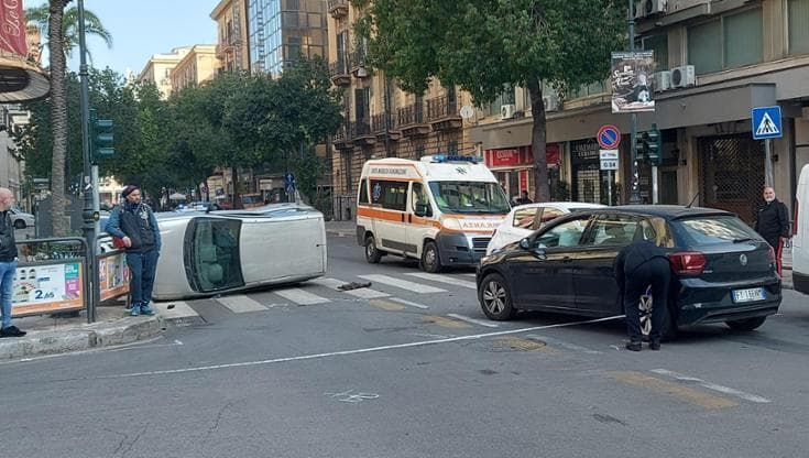 Due incidenti a Palermo, grave un diciassettenne caduto dallo scooter