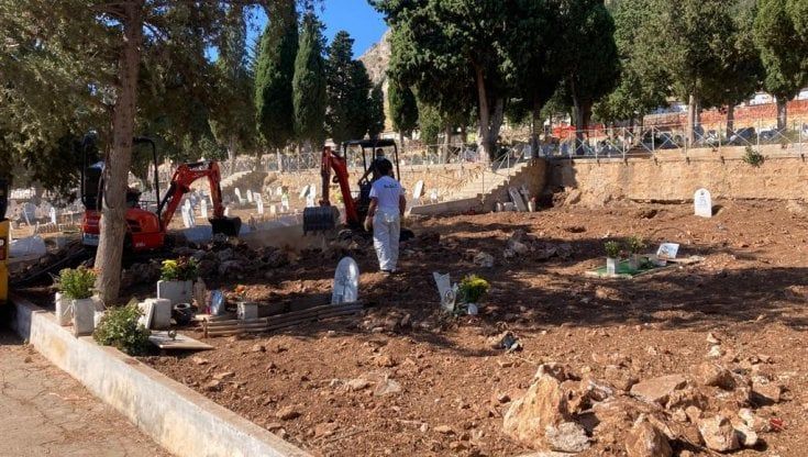 Cimitero dei Rotoli, salme sepolte dopo due anni: "Adesso nostra madre riposa in pace"